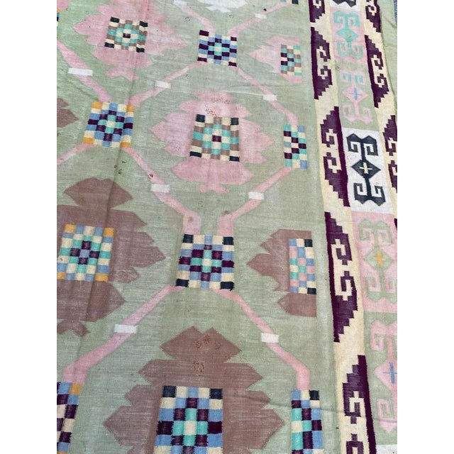 Beautiful large flat rug from India, with a nice geometric design and beautiful colors with green, pink, brown, yellow,...