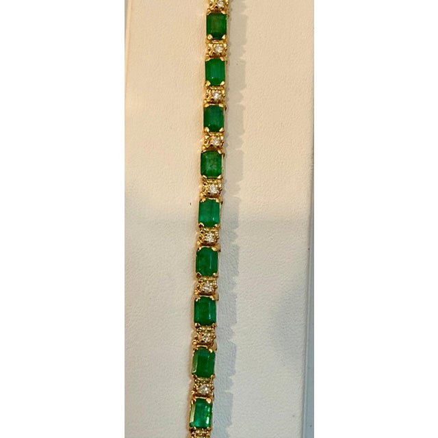 Green 9 Carat Emerald Cut Emerald and Diamond Tennis Bracelet 14 Karat Yellow Gold For Sale - Image 8 of 18