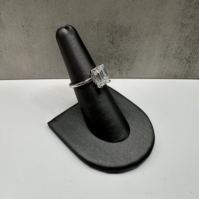 Contemporary 14kt White Gold Lab Grown Diamond Solitaire Ring – 3.10ct Emerald Cut, Igi, Size 6.5 For Sale - Image 3 of 7