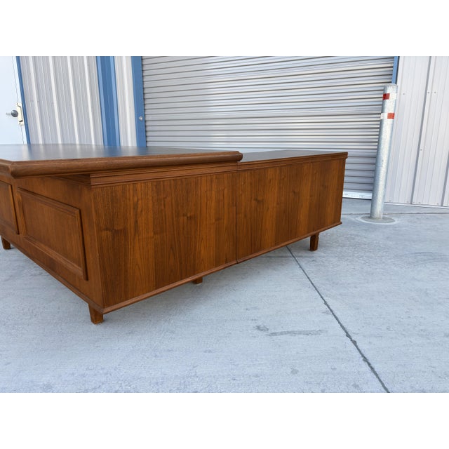 1960s Mid-Century Modern Walnut L-Shaped Executive Desk With Black Laminate Top For Sale - Image 15 of 16