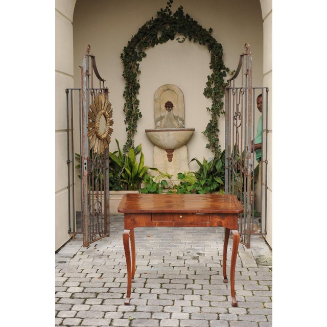 Italian 1780s Walnut Table with Quarter Veneer, Single Drawer and Cabriole Legs For Sale In Atlanta - Image 6 of 12