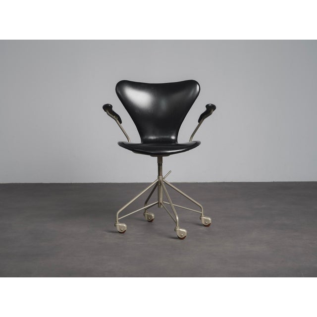 An early model 3217 office chair designed by arne jacobsen for fritz hansen in the 1950s. The design combines jacobsen’s...