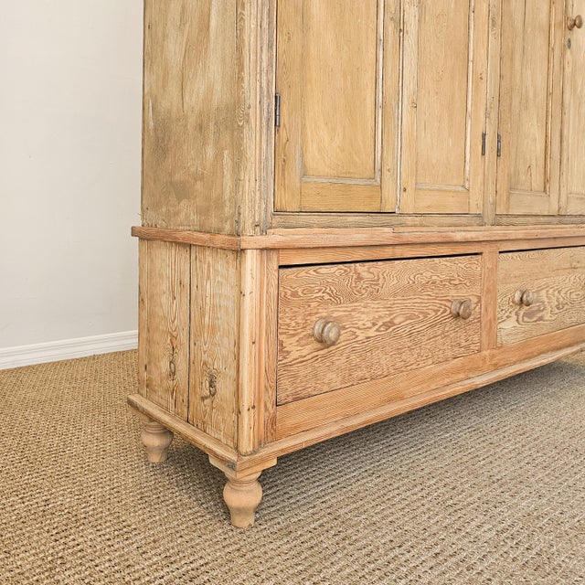 Monumental Antique English Pine Housekeeper’s Cupboard / Linen Press, Circa 1880 For Sale In Orlando - Image 6 of 16