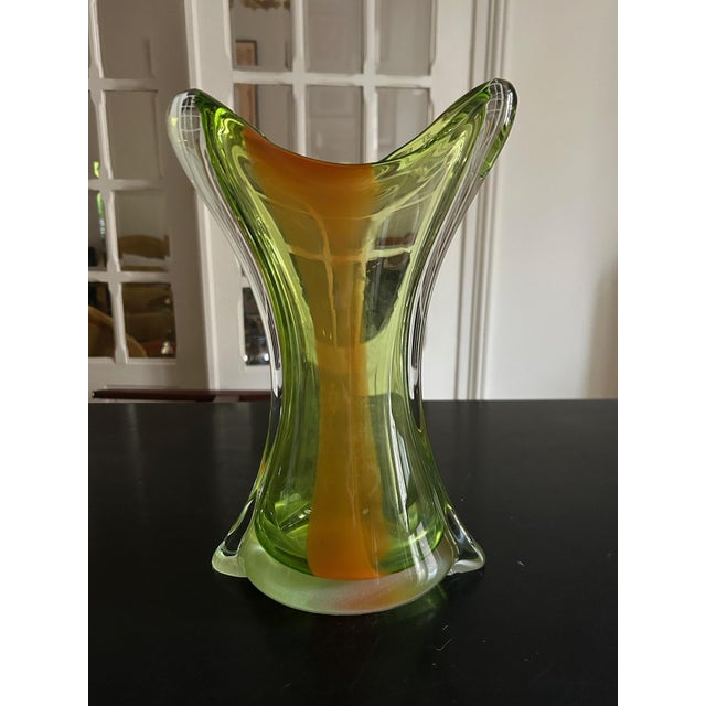 Large Murano glass vase from the 1960s, vibrant colors two chips at the base (photographed)