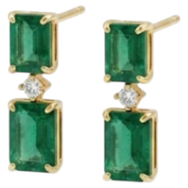 Gemstone details Emerald: 4.57 cts Diamond: 0.08 cts 14K gold Gross weight: 3.09 grams Net weight: 2.16 grams CODE: K