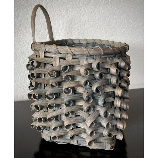 Farmhouse Mid 20th-Century Ash Splint Curly Weave Basket Wall Pocket in the Manner of Woodland Basket Makers of the Late 1800s For Sale - Image 3 of 18