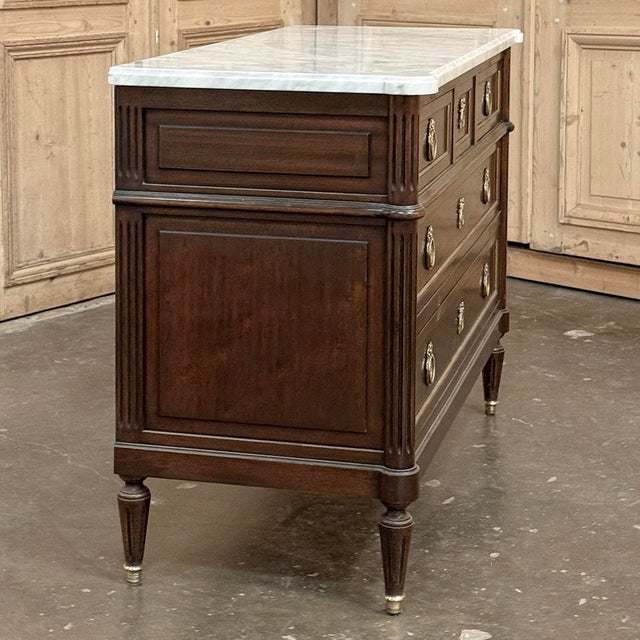 Auburn 19th Century French Louis XVI Mahogany Commode With Carrara Marble For Sale - Image 8 of 17