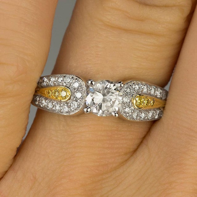 Contemporary Late 20th Century 0.65 Round Ring, Size 7.5 For Sale - Image 3 of 4