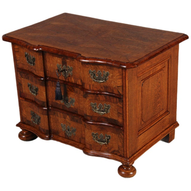 Baroque Very Small Mid-18th Century Baroque Chest of Drawers in Walnut, 1750 For Sale - Image 3 of 18