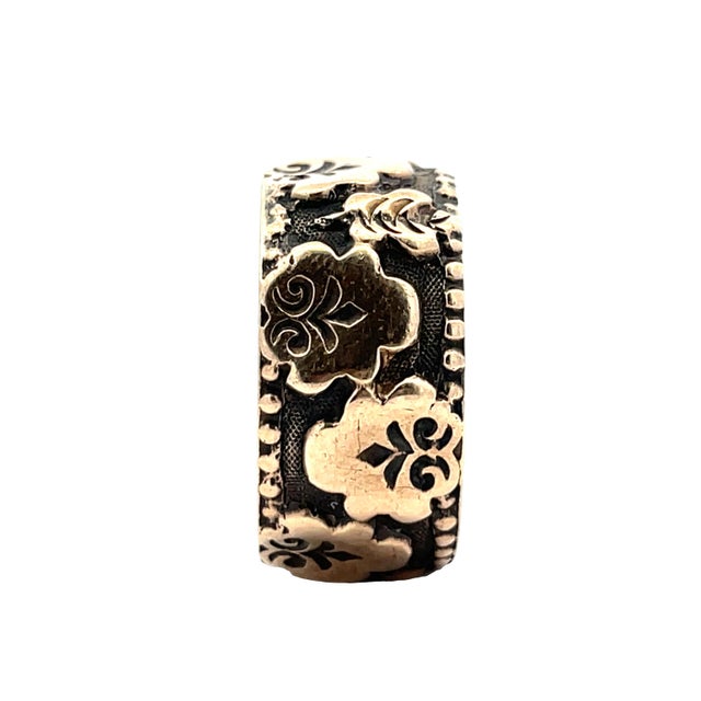 Modern Vintage Floral Engraved Band Solid Yellow Gold Ring, Size 6 For Sale - Image 3 of 6