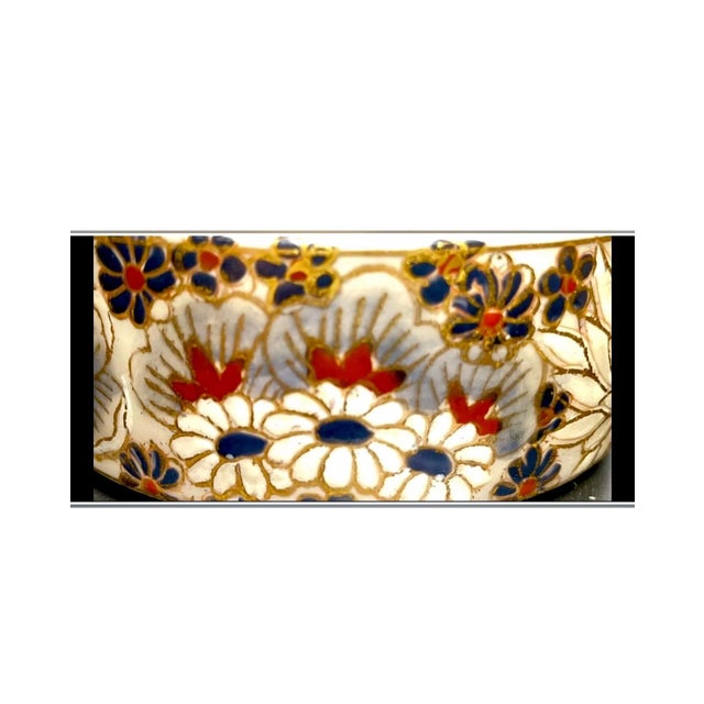 Japanese Satsuma Roses, Daisies & Chrysanthemums Box With Lid Late 19th-Century Meiji Period For Sale In South Bend - Image 6 of 6