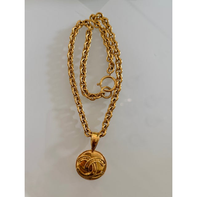 Chanel 1994 Spring Collection CC Logo Medallion Necklace in Gold Plate For Sale - Image 12 of 18