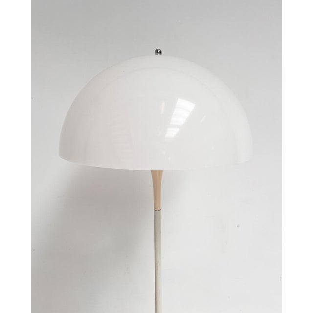 A beloved Danish design lamp, this Panthella (mushroom) floor lamp by Verner Panton. The plastic lamp is 130 cm high and...