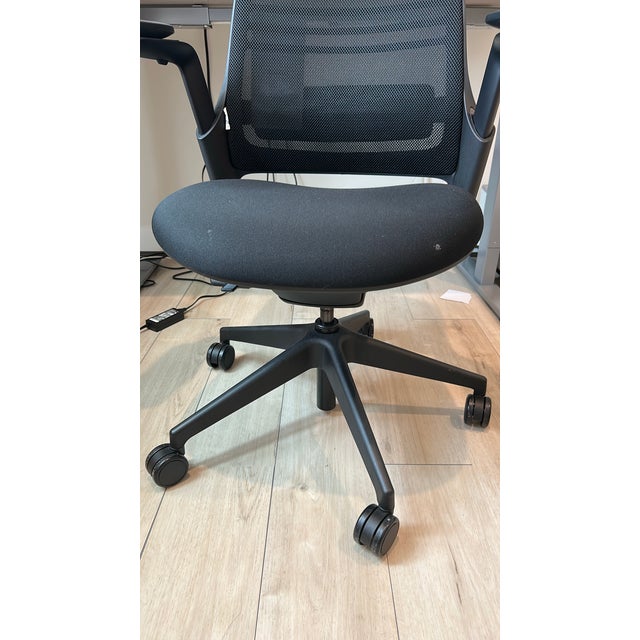 Steelcase Series 1 is an exceptional entry point into ergonomic seating. It delivers essential movement, weight-activated...
