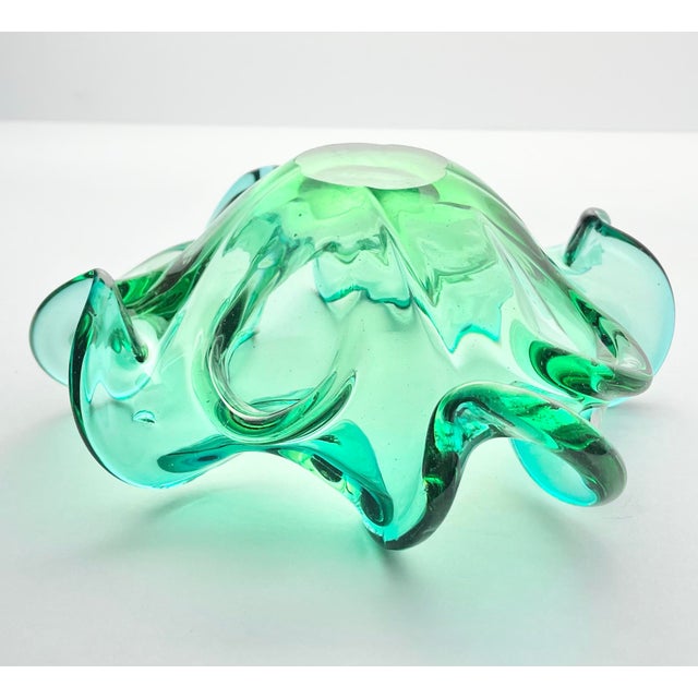 1960s Mid-Century Murano-Style Sommerso Emerald Green Flared Scalloped Bowl For Sale - Image 9 of 10