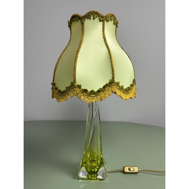 Mid-Century Green Crystal Table Lamp with Ornate Gold-Fringed Lampshade from Val Saint Lambert, Belgium, 1960s For Sale - Image 12 of 12