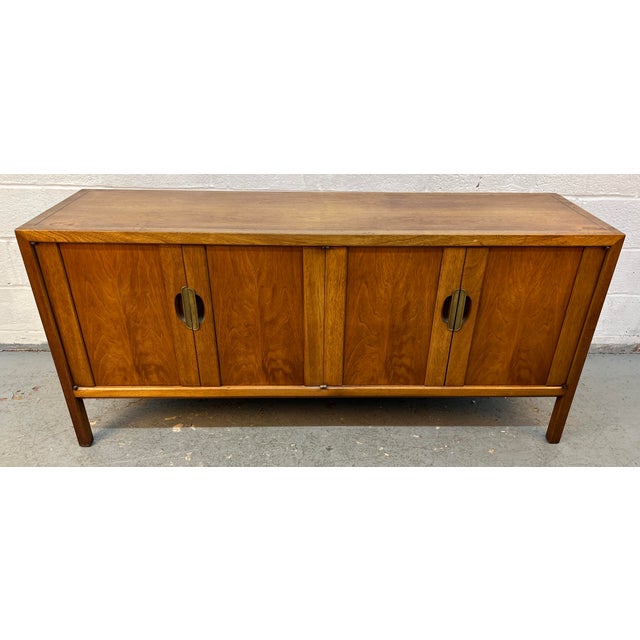 Henredon Mid 20th Century Walnut Credenza by Henredon For Sale - Image 4 of 16