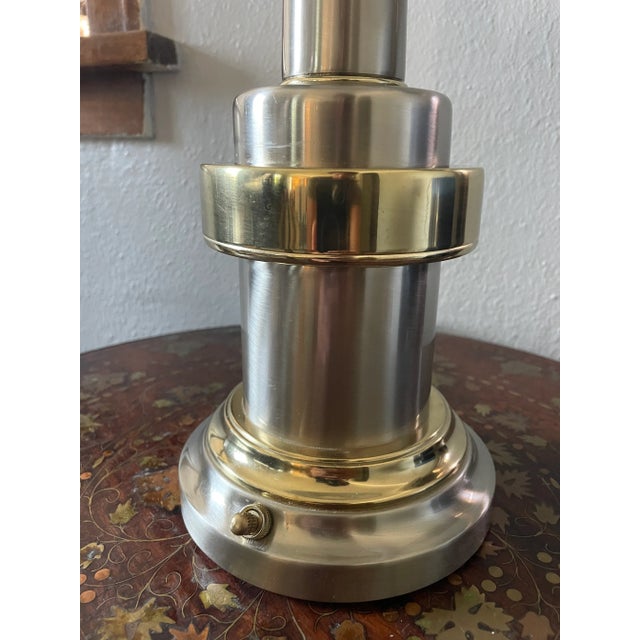 1970s Vintage Brushed Steel & Brass Banker’s Lamp – Industrial Modern Desk Light For Sale - Image 5 of 12