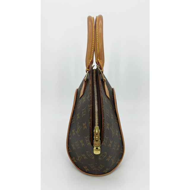 Louis Vuitton Monogram Canvas Ellipse MM in good condition. Signature monogram canvas exterior in brown and tan LV print...