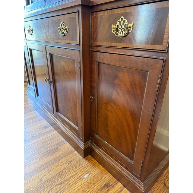 Georgian Carved Mahogany Breakfront Bookcase Cabinet by Hickory For Sale In Nashville - Image 6 of 10