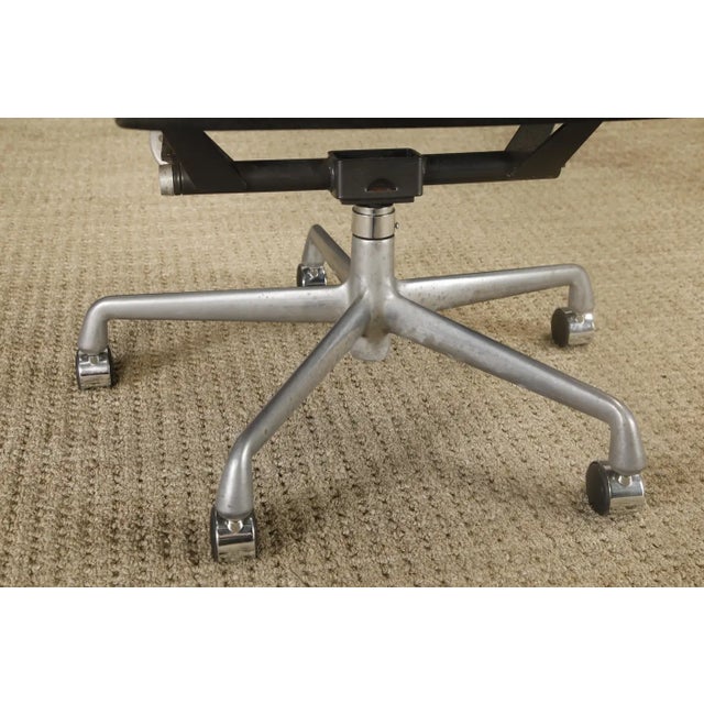 'Aluminum Group' Swivel Chair by Charles Eames for Herman Miller, 1980s, Signed For Sale - Image 17 of 18