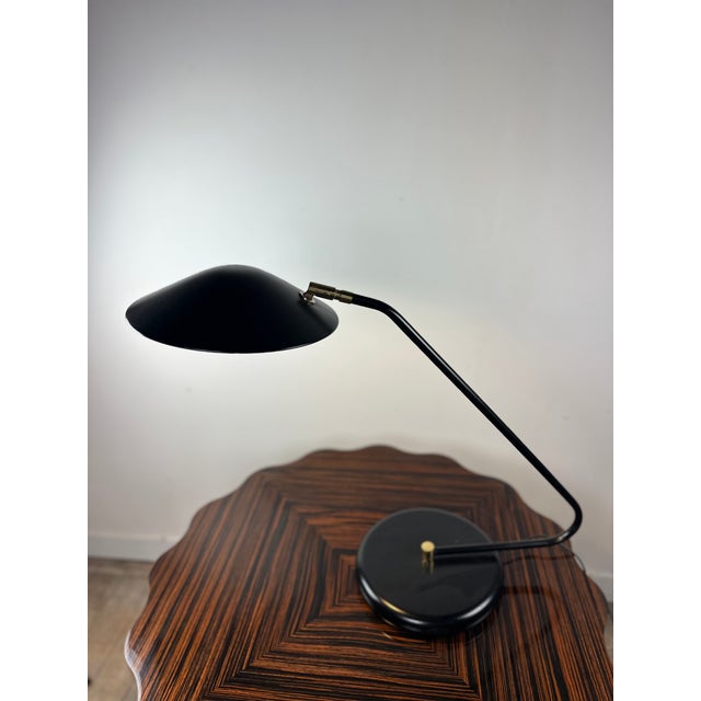 Adjustable desk lamp in black metal and brass, vintage 1960s. Height 50 cm Length 60 cm Depth 24 cm European Plug (up to...