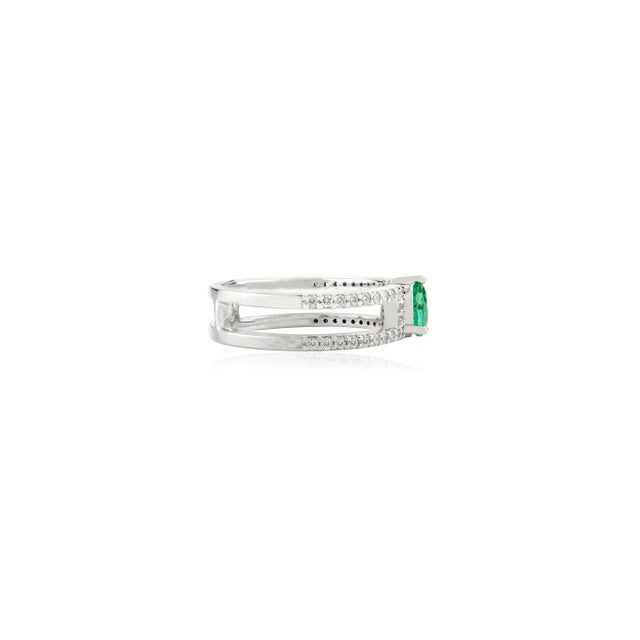14k White Gold Pear Emerald and Diamond Split Band Ring Size 6 For Sale - Image 9 of 14