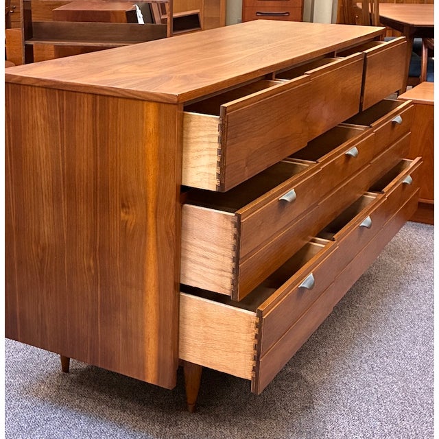 Mid Century Modern Walnut Six Drawer "Mainline" Dresser by Hooker Furniture, Usa c.1950 For Sale In San Francisco - Image 6 of 8