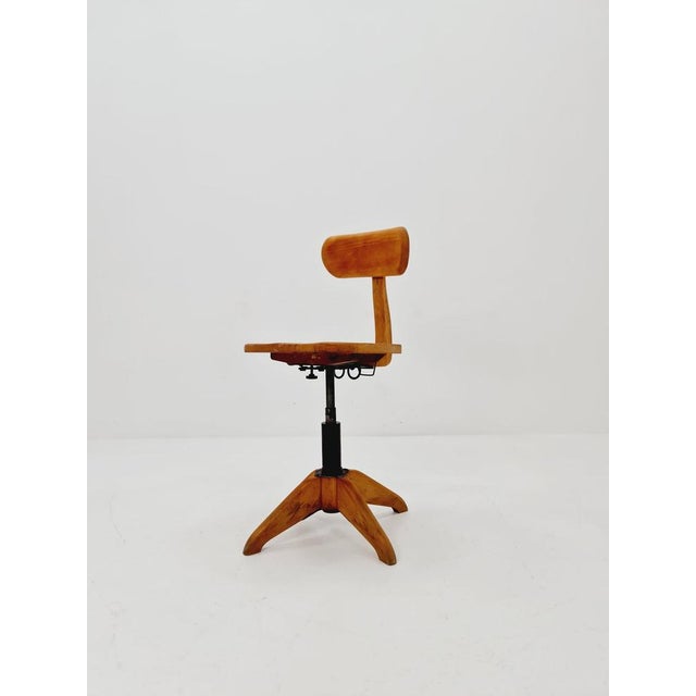 Bauhaus swivel office chair in solid wood By stoll 1930s The chair is in good condition Measurements: Height : 79 cm------...