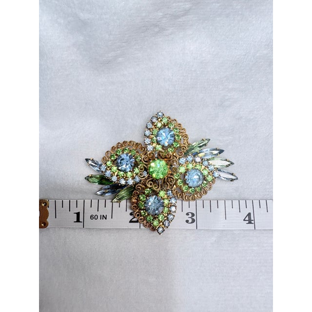Mid‑Century Hobé © Layered Gilt Filigree and Rhinestone Floral Spray Brooch For Sale - Image 9 of 10