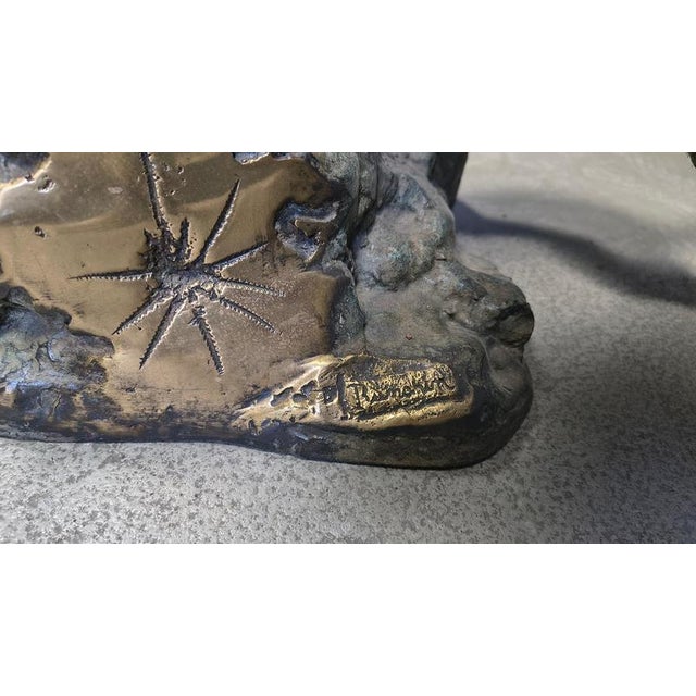 Spectacular coffee table depicting two proudly standing leopards on a rock. The beautifully detailed base supports a clear...