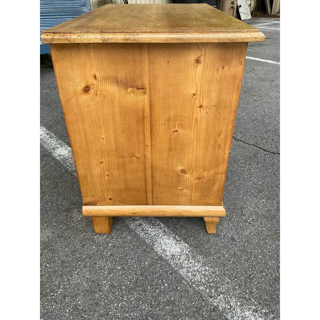Camel 19th Century English Pine Chest For Sale - Image 8 of 10