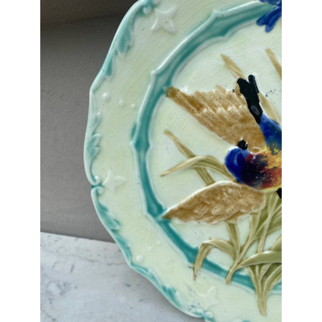 French Country French Majolica Saint Amand Bird Plate, Circa 1890 For Sale - Image 3 of 4