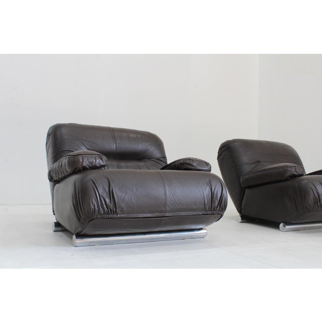 Set of 2 vintage Giuseppe Munari lounge chairs designed by Poltrona Munari from the 1970s, Italy. Original brown leather...