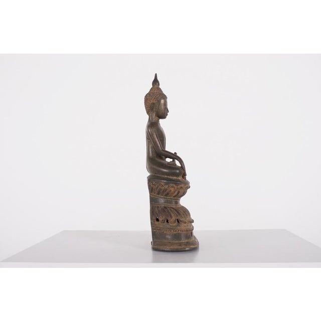 This Laotian statue of Buddha in copper alloy from the beginning of the 19th century, presents stylistic characteristics...