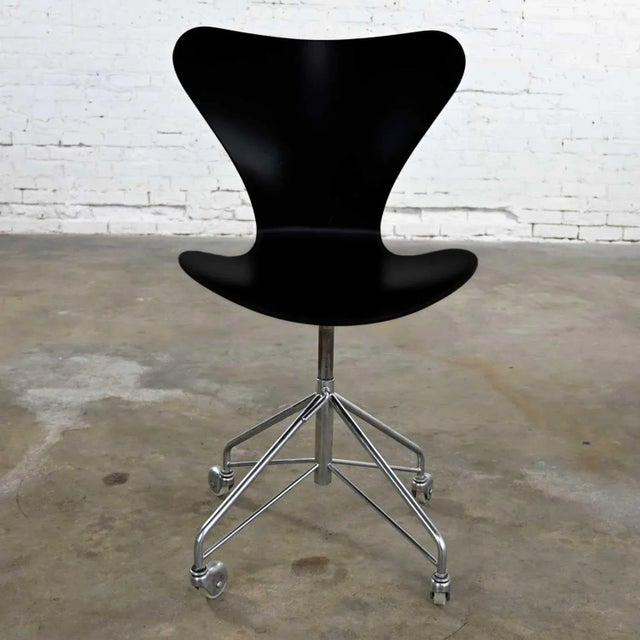 Scandinavian Modern Arne Jacobsen Series 7 Black & Chrome Office Chair by Fritz Hansen For Sale - Image 13 of 13