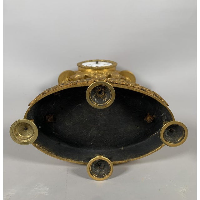Metal Empire Portico Clock with Egyptian Motifs in Gilt Bronze, 1800 For Sale - Image 7 of 8