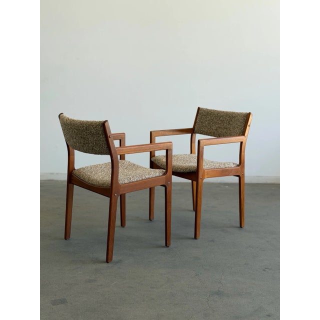 Arm Chairs: W20.5 D20 H31 AH26 SW18 SD17 SH18 Armless: W18.5 D18 H32 SW17 SD17 SH18 Freshly reupholstered and ready for...