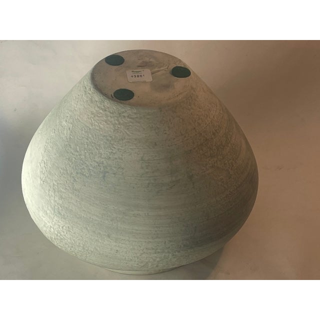 Vintage 1986 Haeger Pottery Vase: Textured Off-White With Hidden Turquoise Glaze For Sale - Image 10 of 11