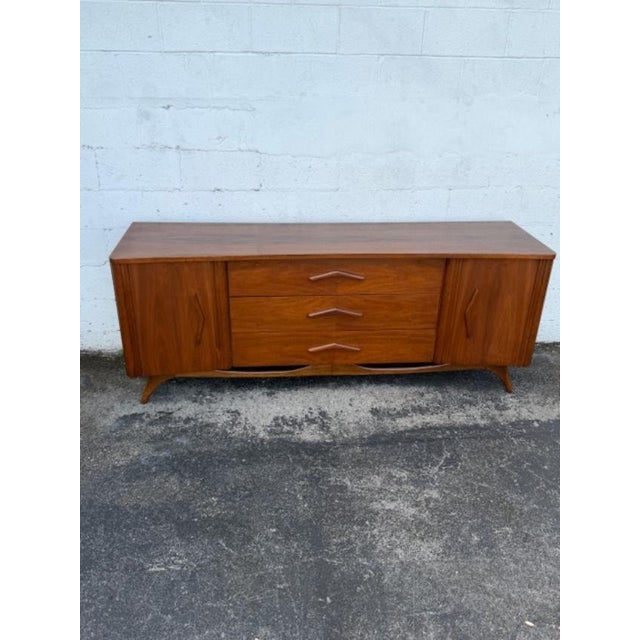 Young Manufacturing Mid 20th Century Curved Boomerang Dresser Sideboard 6171 For Sale - Image 17 of 18