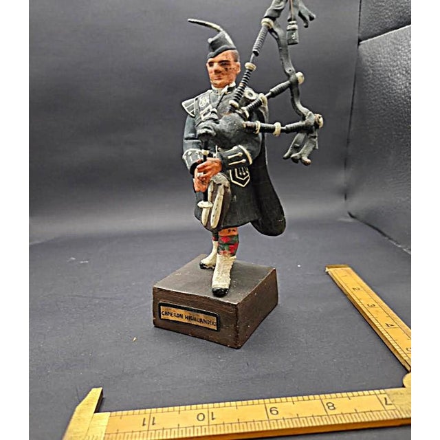 Green Vintage 1950s Sentry Box Reed England British Officer Pipes of Cameron Highlanders Figure For Sale - Image 8 of 8