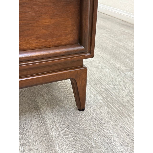 Mid-Century Modern Pair of Mid Century Modern Nightstands For Sale - Image 3 of 11