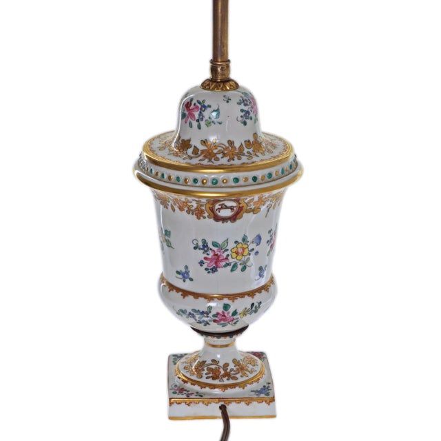 White Pair of Vintage French Armorial Samson Porcelain French Décor Chinese Export Style Table Lamps For Sale - Image 8 of 14