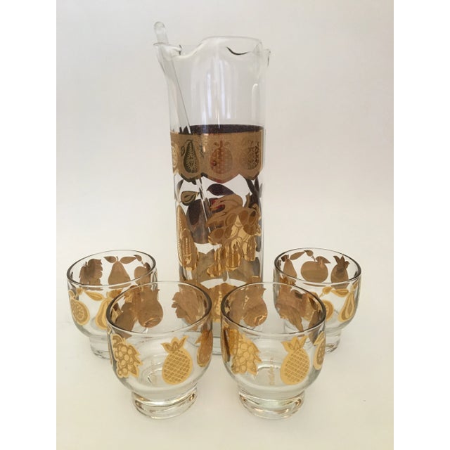 1960s Mid-Century Modern Culver Florentine Martini Pitcher With Four Footed Glasses- 6 Pieces For Sale - Image 5 of 5