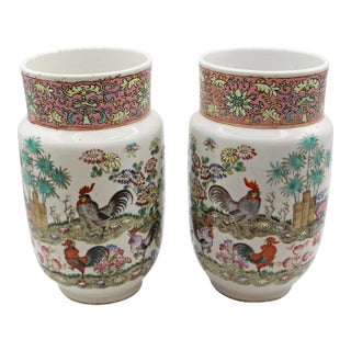 Early 20th Century Pair of Chinese Famille Rose Porcelain Vases or Jars For Sale