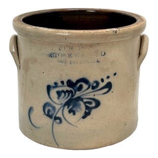 Antique 1870s American Blue Decorated 1 Gallon Storage Crock by the New York Stoneware Company in Fort Edward For Sale