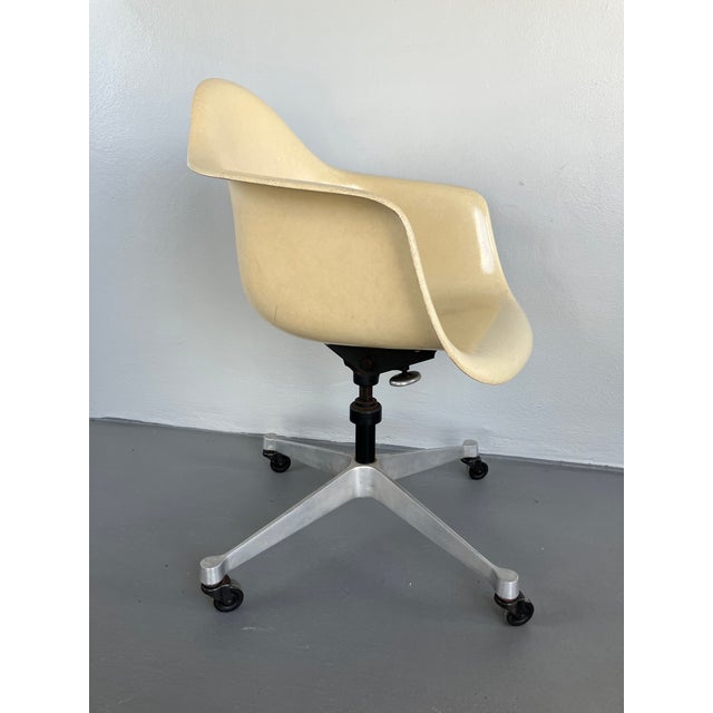 Mid-Century Modern Early Eames for Herman Miller, Dat1 Fiberglass Rolling Armchair, Marked, Circa 1959-62 For Sale - Image 3 of 13