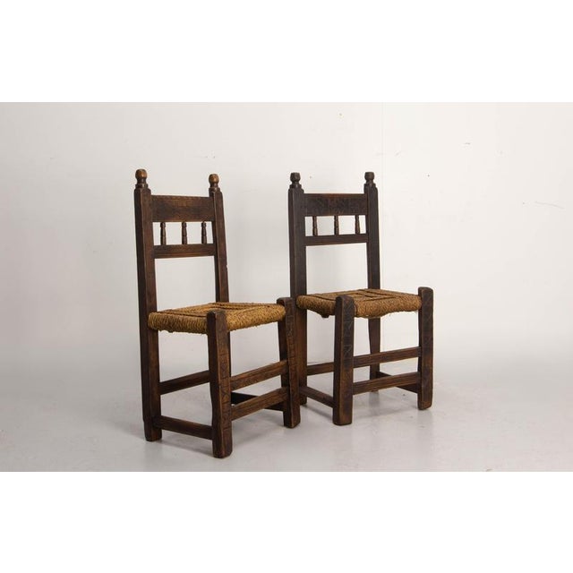 Pair of Spanish chairs in carved pine and woven straw, 19th century A beautiful pair of rustic Spanish chairs dating from...