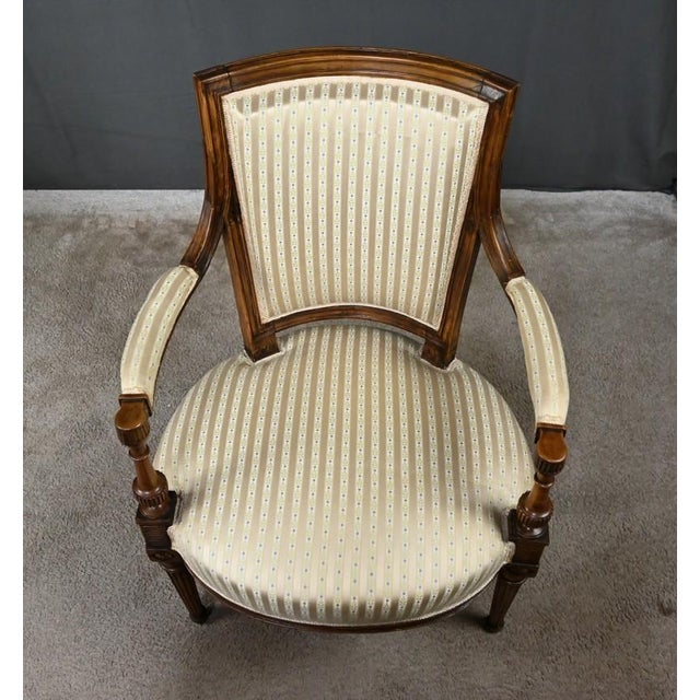 Louis XVI Cabriolet Chair in Beechwood, 1700s For Sale - Image 10 of 18