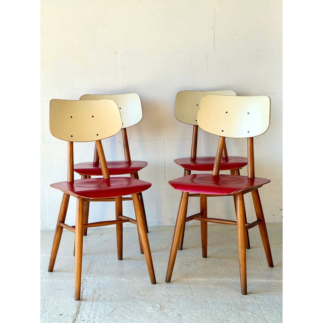 A 1960s ash wood TON chair with a seat height of 44.5 cm. While the overall color is coordinated, the red seat and beige...